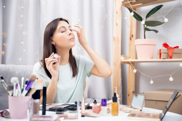 Mulher feliz beleza blogger escolha de corretor e tutorial de maquiagem tom de pele — Fotografia de Stock
