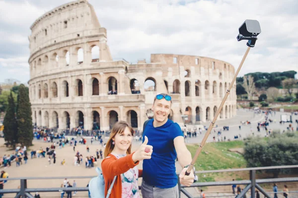 Felice giovane coppia amante fare selfie e sorridere Colosseo a Roma, Italia. Concetto viaggio — Foto Stock