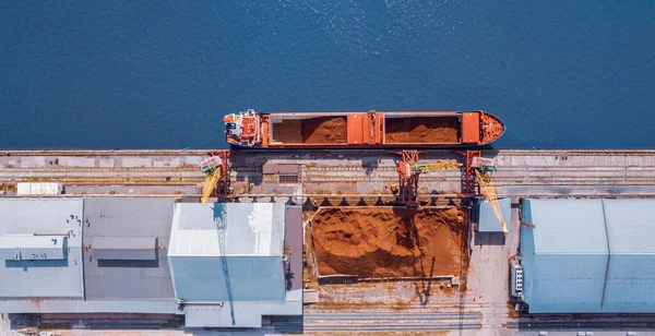 Kargo limanındaki gemiye kum yükleme, ulaşılması zor bölgeler için inşaat malzemeleri