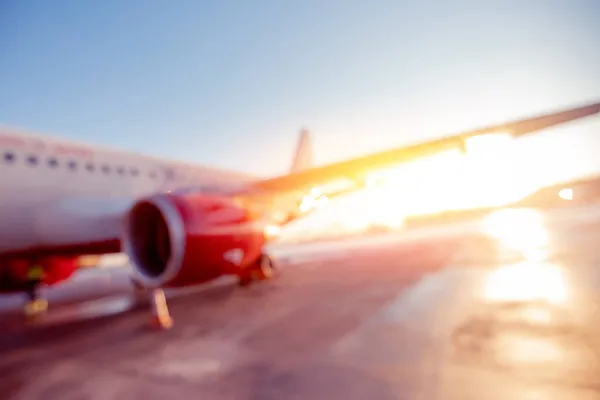 Abstrakt suddig bakgrund av flygplan flygplats mot solljus väntar på passagerare — Stockfoto