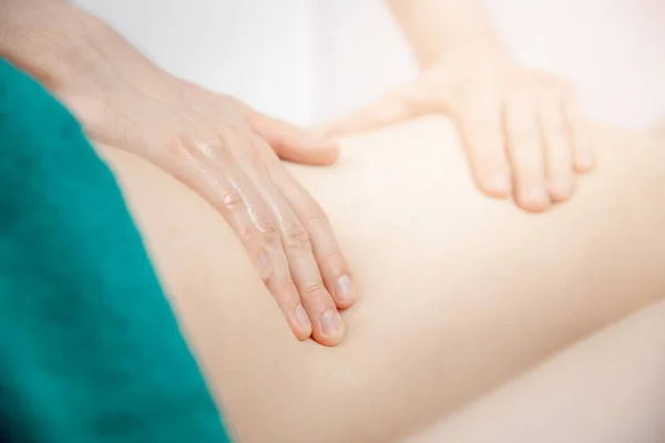 Massagem médica de volta jovem mulher, close-up de mãos de osteopata médico masculino — Fotografia de Stock