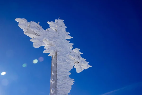 Pintura fria adoração cruz montanha com céu azul região de Kemerovo Rússia em floresta de inverno — Fotografia de Stock