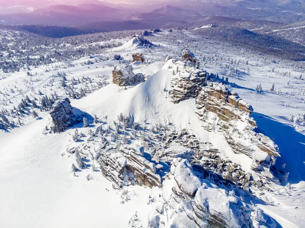 山の風景冬の森ムスタグケメロヴォ地方ロシア — ストック写真