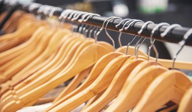 Demirden örgü pankartlı ahşap elbise askıları.