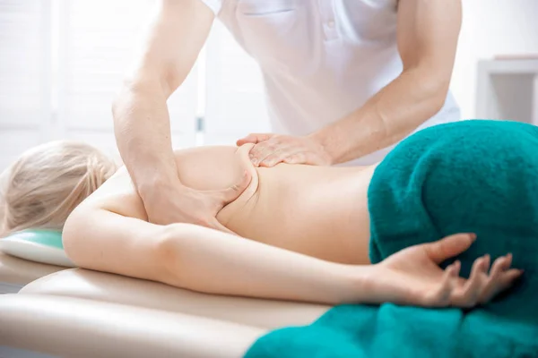 Anti celulitis masaje de espalda para adelgazar y eliminar la grasa subcutánea —  Fotos de Stock
