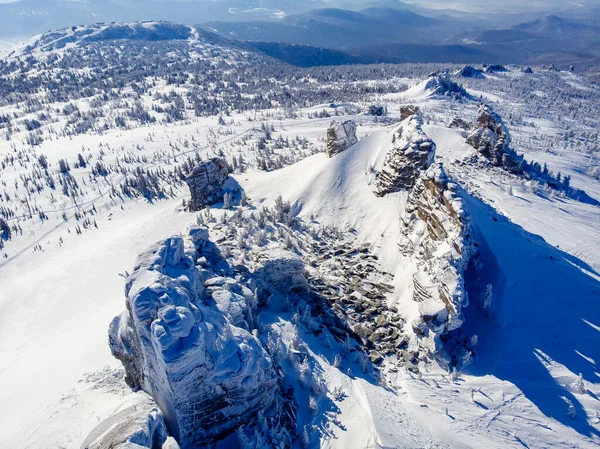 山の風景冬の森ムスタグケメロヴォ地方ロシア — ストック写真