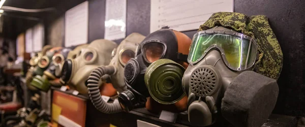 Différents Set masque à gaz sont en ligne sur fond noir — Photo