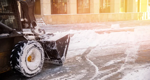 City service pulizia neve inverno escavatore trattore dopo neve tempesta cantiere banner luce solare — Foto Stock