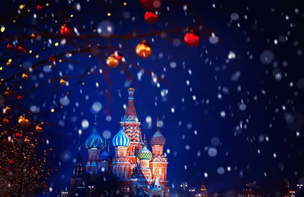 Zimní Moskva Rusko Rudé náměstí se sněhem. Vánoční svátky St Basils katedrála nový rok pozadí bokeh — Stock fotografie