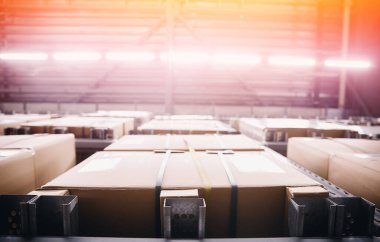 Karton kutu perakende stoğu olan arka plan fotoğraf deposu ya da güneş ışığı alan posta merkezi