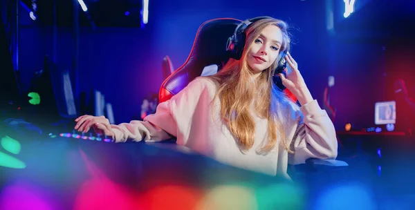 Streamer Linda Garota Mostra Sinal De Coração Com Mãos Jogadores  Profissionais Jogando Online Games Computador, Cor Neon Foto de Stock -  Imagem de planta, mostra: 161561434