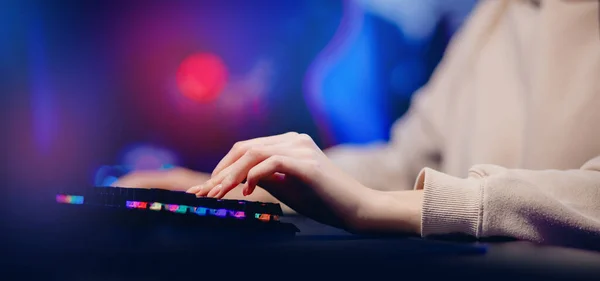 Profesjonalny cyber gracz wideo kobieta ręka studio pokój z fotelem komputera osobistego, klawiatura do strumienia w kolorze neonowym rozmyte tło baner — Zdjęcie stockowe