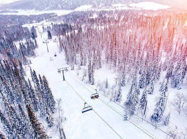 Krajobraz na górze Sheregesz ośrodek narciarski w zimowym zachodzie słońca, region Kemerowo Rosja widok z lotu ptaka — Zdjęcie stockowe