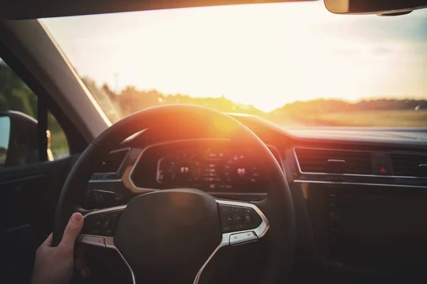 Jazda jedną ręką samochód punkt na drodze - widok perspektywy pierwszej osoby, światło słoneczne — Zdjęcie stockowe