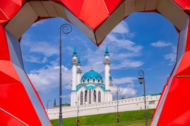 Yaz mavi gökyüzü Kul Şerif Camii İslam ve Kremlin Kazan Tataristan Cumhuriyeti. Rusya Seyahati Konsepti