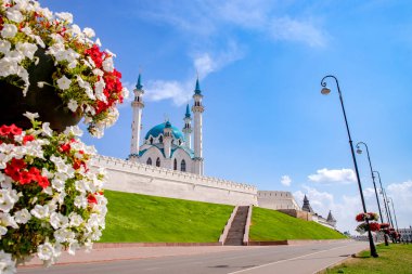 Yaz günü Kul Sharif Camii güneş ışığı ve Tataristan Kremlin Kazan Cumhuriyeti ile doludur.