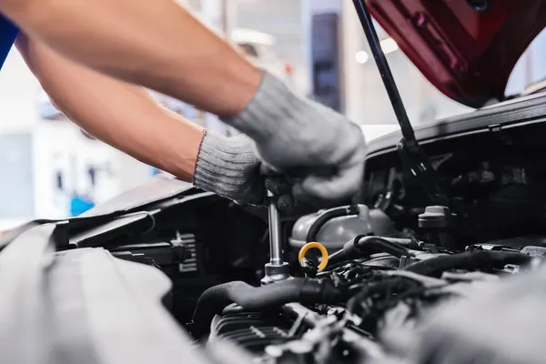 Automechaniker arbeitet in Kfz-Werkstatt — Stockfoto