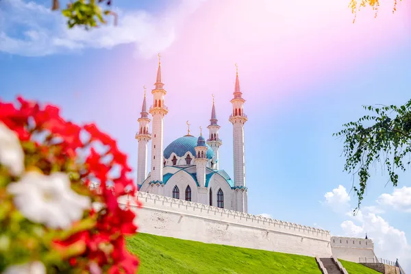 Kul Şerif Camii, güneş ışığı ve Tataristan Kremlin Kazan Cumhuriyeti ile aydınlanıyor. Rusya Yaz Gezisi Konsepti