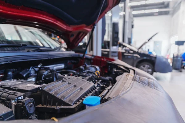 Offene Motorhaube und zerlegter Motor im Auto-Service, Wartung und Ölwechselkonzept — Stockfoto