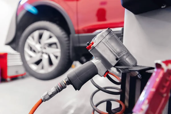 Cambio mecánico de rueda, sustitución de neumáticos de invierno y de verano de coche moderno —  Fotos de Stock