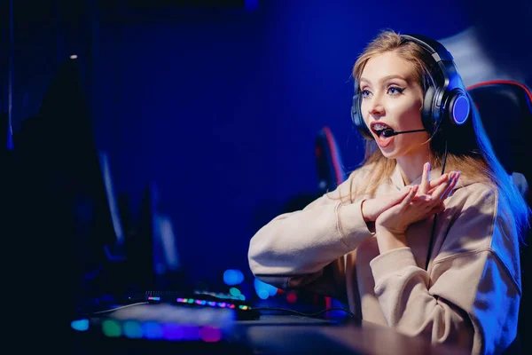 Streamer Linda Garota Mostra Sinal De Coração Com Mãos Jogadores  Profissionais Jogando Online Games Computador, Cor Neon Foto de Stock -  Imagem de planta, mostra: 161561434