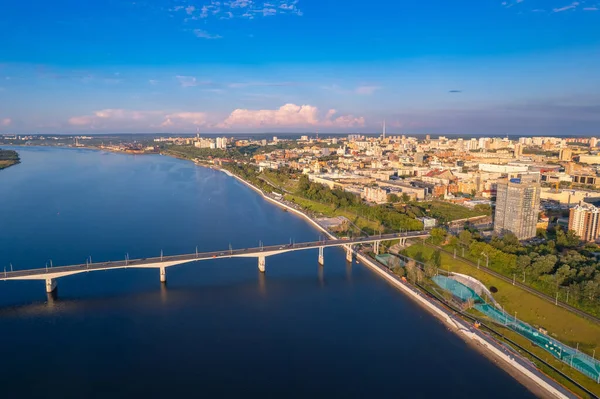 Pandangan atas udara kota panorama Perm dan tanggul tengah sungai Kama Rusia, foto drone matahari terbenam — Stok Foto