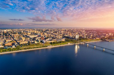 Gökyüzü manzaralı Panorama Şehri Perm ve Kama Nehri Rusya 'nın merkez seti, günbatımı drone fotoğrafı