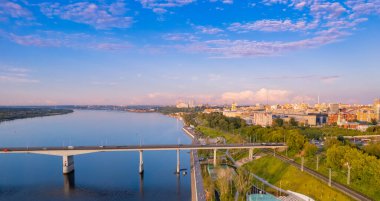 Hava manzaralı Panorama Şehri Perm ve Kama Nehri Rusya, günbatımı drone fotoğrafı