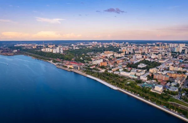 Vista aérea vista panorâmica cidade Perm e rio Kama Rússia, pôr do sol drone foto — Fotografia de Stock