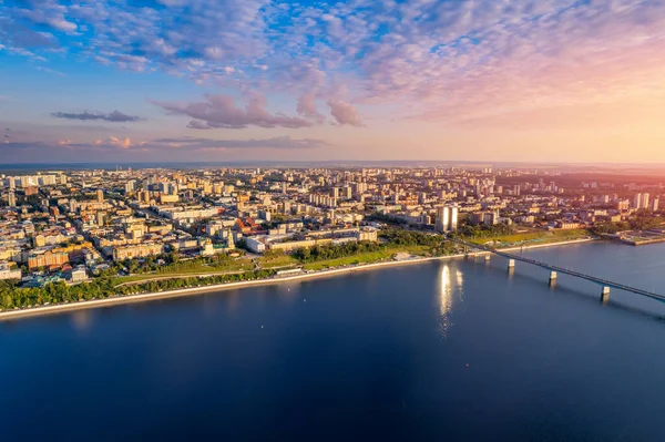 Gökyüzü manzaralı Panorama Şehri Perm ve Kama Nehri Rusya 'nın merkez seti, günbatımı drone fotoğrafı — Stok fotoğraf