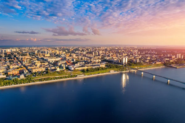 Gökyüzü manzaralı Panorama Şehri Perm ve Kama Nehri Rusya 'nın merkez seti, günbatımı drone fotoğrafı