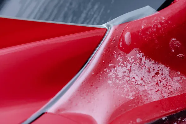 Película de vinilo de primer plano para proteger los espejos laterales del cuerpo de la pintura coche — Foto de Stock