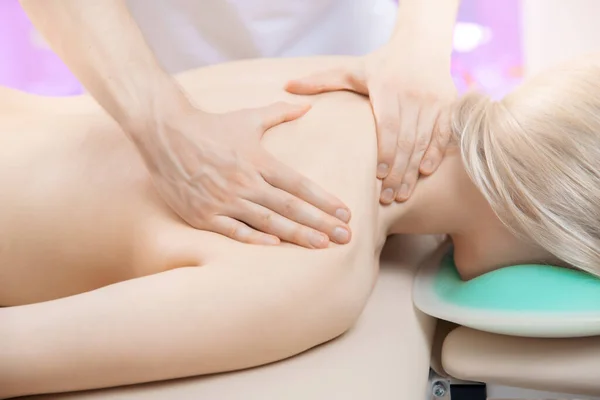 Primer plano de las manos médico masculino osteópata masaje de cuello para mujer en clínica —  Fotos de Stock