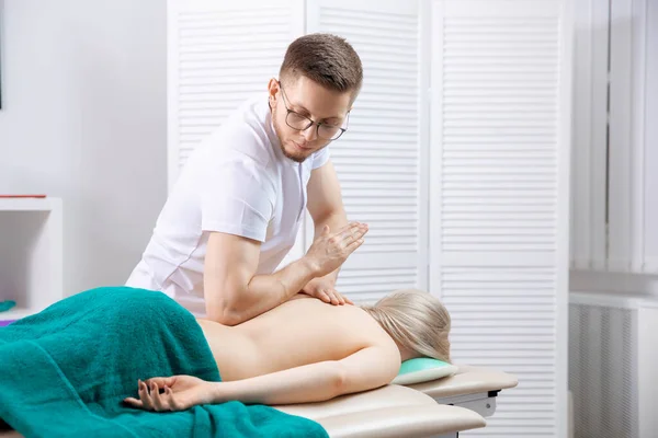 Koncept sjukgymnastik massage för rehab sport skada idrottsman tillbaka. Behandling med osteopat för kvinnor på kliniken — Stockfoto