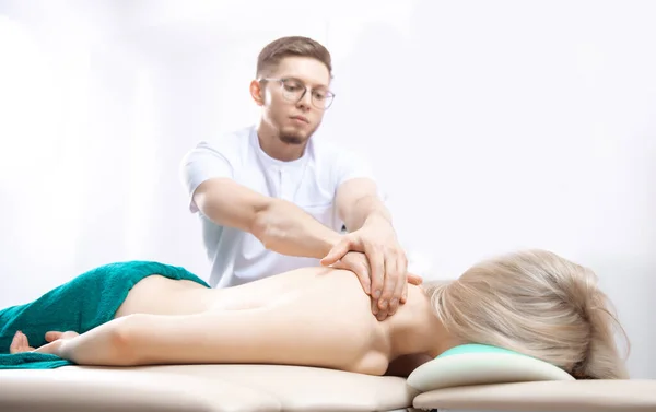 Osteopat terapi sjukgymnastik massage för kvinna tillbaka — Stockfoto