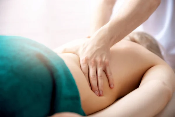 Young woman relaxing with hand professional back massage beauty spa — Stock Photo, Image