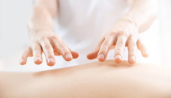 Concepto fisioterapia masaje para rehabilitación atleta lesión deportiva espalda. Médico osteópata uso de terapia para la mujer en la clínica — Foto de Stock