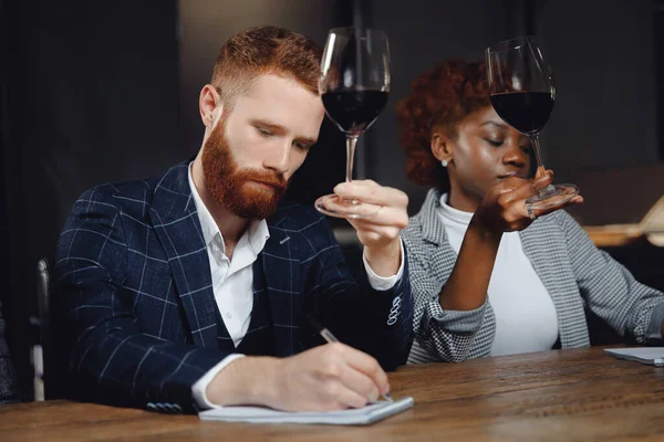 남성 과 여성 이 적포도주를 맛보고 변소 메모지에서 필기를 하는 모습 — 스톡 사진