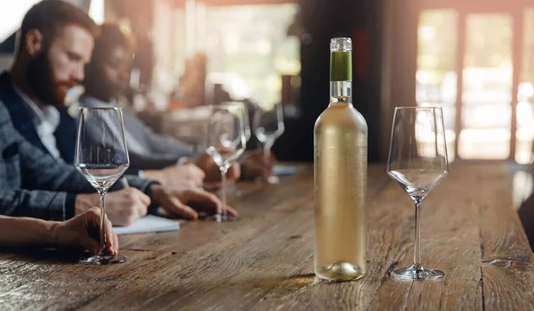Баннеры дегустация белого вина в ресторане и дегустация карточек — стоковое фото