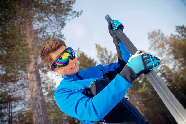 Підготовка спортивного обладнання крос кантрі катання на лижах для гонок взимку — стокове фото
