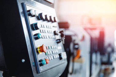 Modern CNC değirmen makinesi metal işleme ve sondaj için endüstriyel üretim yapıyor.