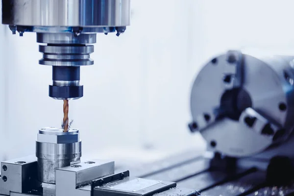 CNC için matkap ucu otomatik metal ve çelik işleme, endüstriyel işçilik otomasyonu — Stok fotoğraf