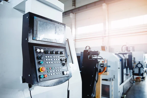 Painel de controle Fábrica de máquinas industriais CNC. Automação manual de mão de obra — Fotografia de Stock