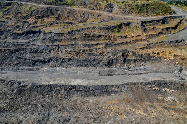 Carretera serpenteante a través de mina de carbón abierta, vista aérea — Foto de Stock