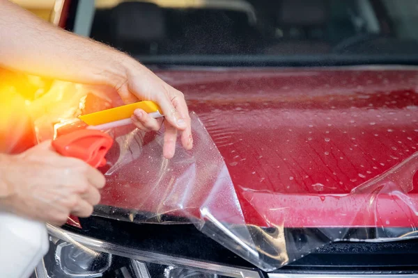 Concepto de protección transparente para la pintura de automóviles. Instale película de vinilo protectora de astillas de grava y arañazos — Foto de Stock