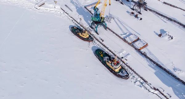 Eisgebundener gefrorener Hafen für den Umschlag von Kohle aus polaren Minen Containerfrachtschiff beladen Nordarktis doc, Luftaufnahme oben — Stockfoto