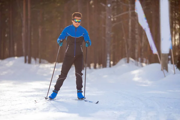 Щасливий лижник на лижах по пересіченій місцевості, Концепція активного зимового спорту на засніженій трасі — стокове фото