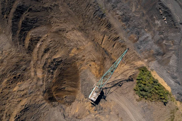 Top view excavator removes overburden from soil to extract open pit mine coal, Aerial drone — Stock Photo, Image