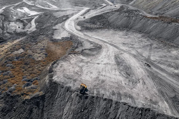 Cargando carbón, camión amarillo manejando antracita en mina abierta, vista superior del dron aéreo — Foto de Stock