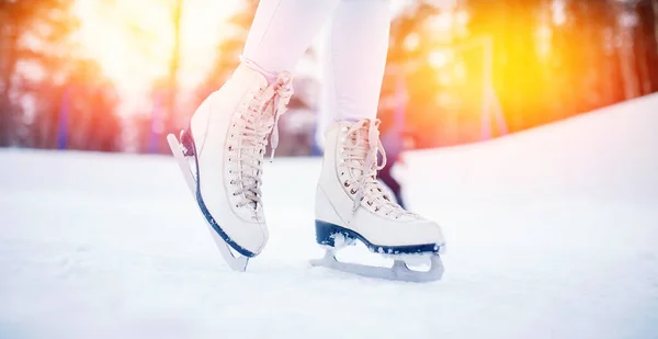 Banner women figure skates on ice rink in winter with sun light — Stock Photo, Image